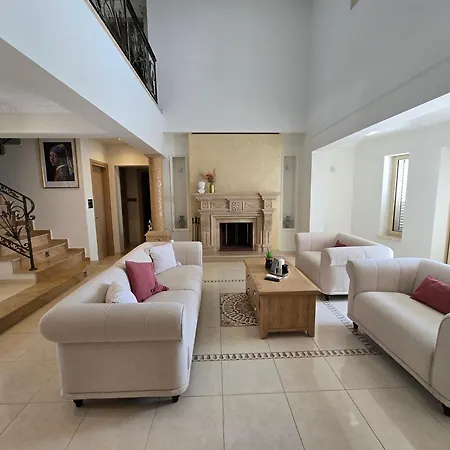Luxury Aurelia Vila *