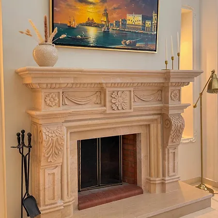 Luxury Aurelia Pegeia